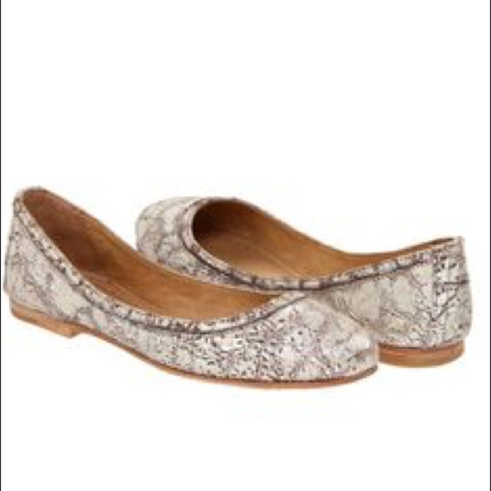 * Frye Carson flats-b